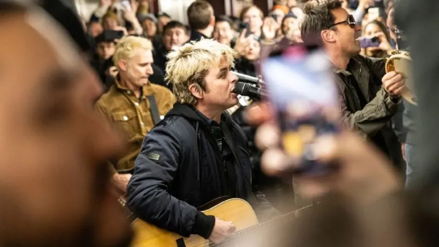Sorpresa en el subte de New York: Green Day y Jimmy Fallon tocaron juntos
