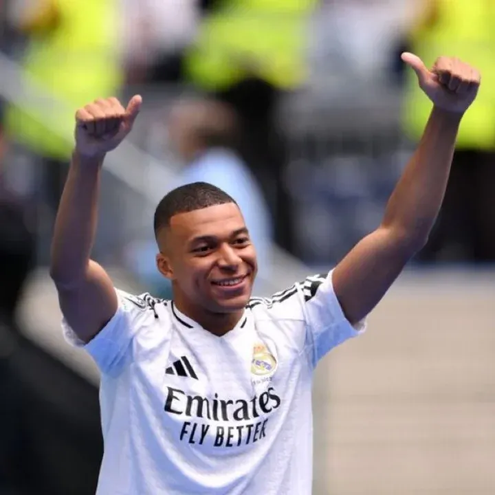 Ante una multitud, Mbappé fue presentado en el Real Madrid