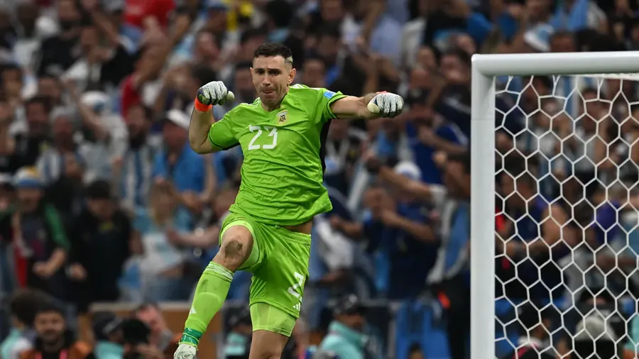 El “Dibu” Martínez llegó al país para sumarse a la Selección argentina