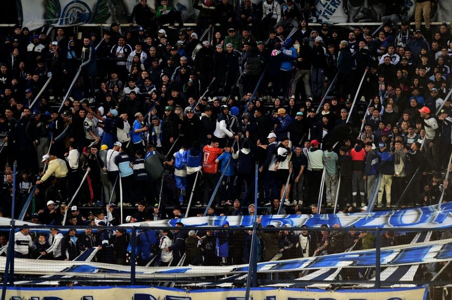 La Aprevide dictó la prohibición de concurrencia a los estadios de los líderes de las barras de Estudiantes y Gimnasia tras e