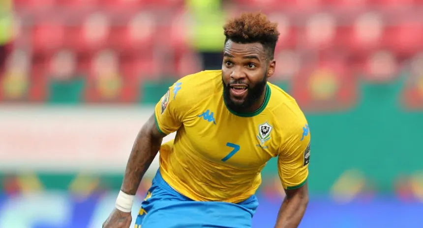 Conmoción en el fútbol: murió el futbolista gabonés Aaron Boupendza tras caer de un piso 11 en China