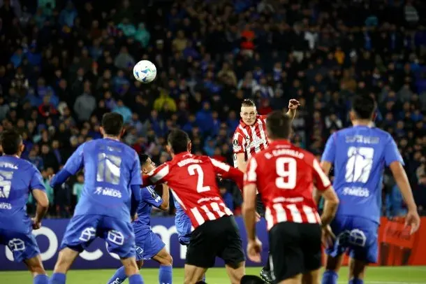 Estudiantes goleó 3-0 a Universidad por la Copa Libertadores