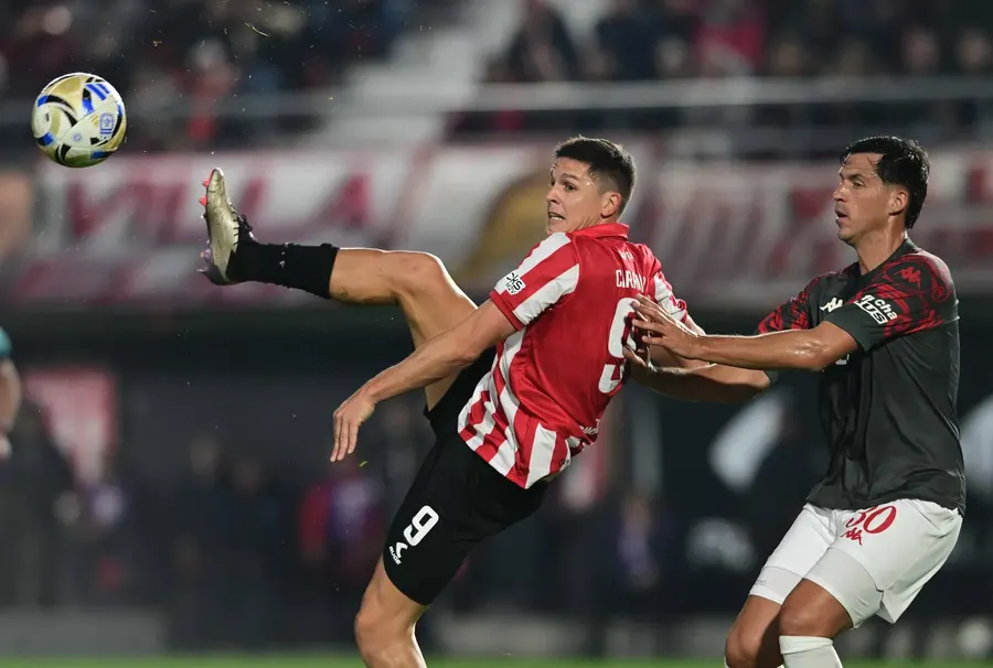 Estudiantes le ganó a Huracán 2-1