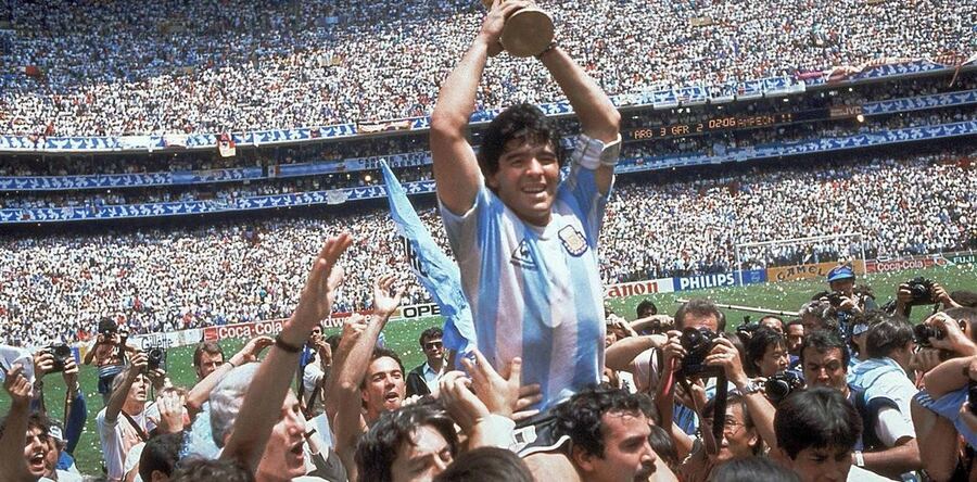 Murió Roberto Cejas, el hincha que llevó en andas a Diego Maradona en el Mundial de México 1986
