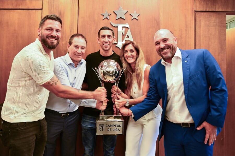 Rosario Central anunció que es el campeón de la Liga 2025 y exhibió el trofeo