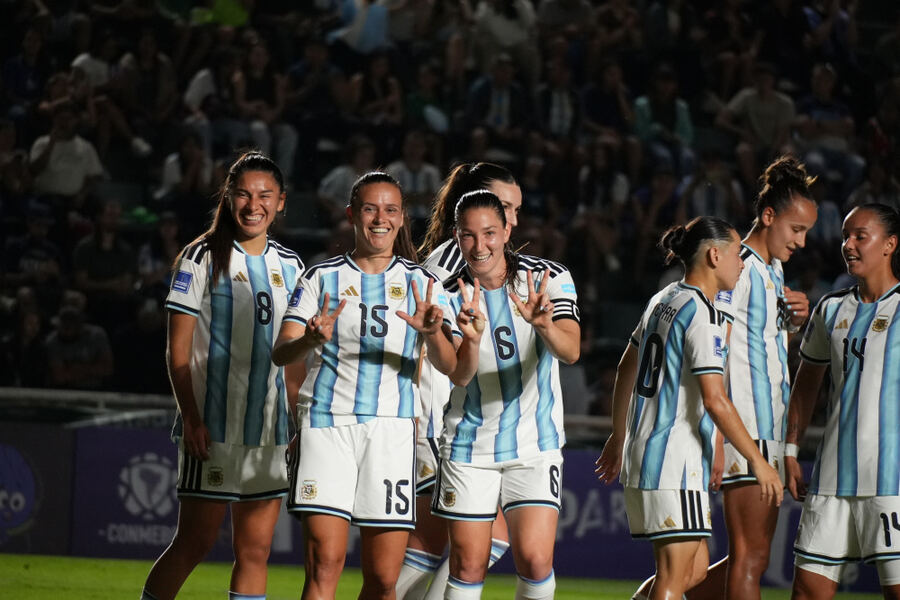 Argentina apabulló a Bolivia y se metió en zona de clasificación al Mundial femenino
