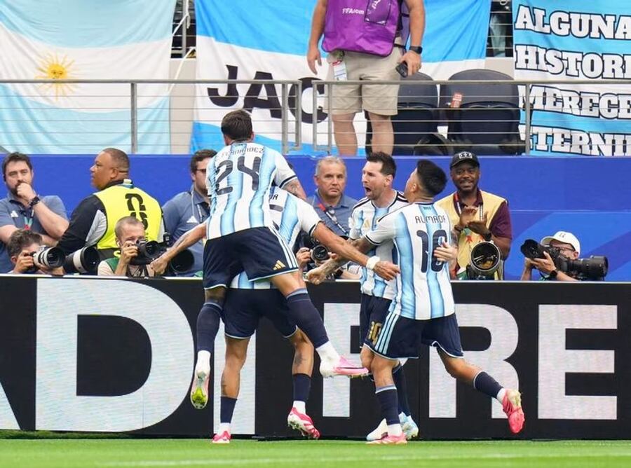 Mundial: con doblete de Messi la Selección argentina derrotó 2-0 a Austria y aseguró la clasificación