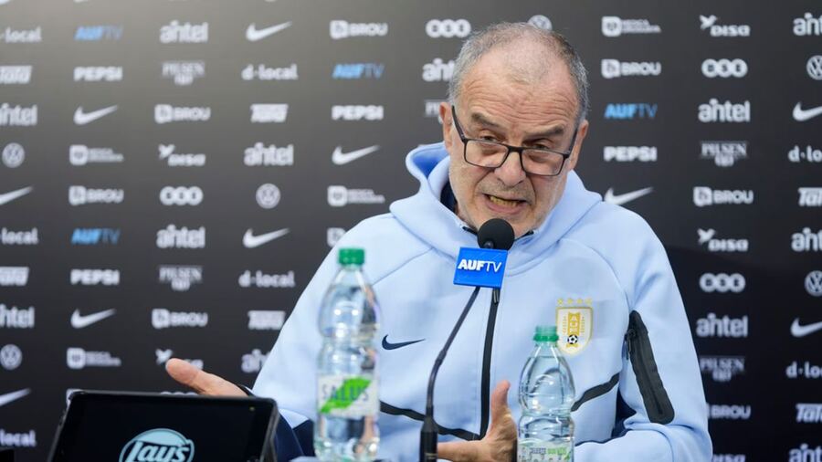 Escándalo en Uruguay: el hermano de un jugador acusó a Bielsa de provocar la lesión de un titular
