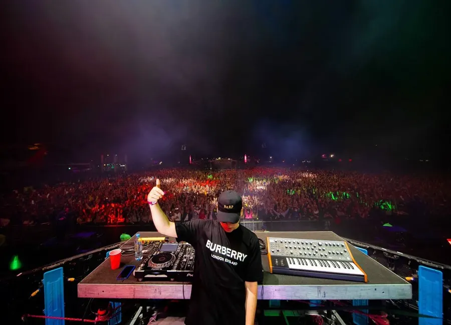 Bizzarrap la sigue rompiendo y haciendo historia entre los artistas latinos