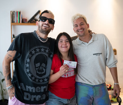 ¡Mau y Ricky sorprenden a sus fans llevándoles las entradas!