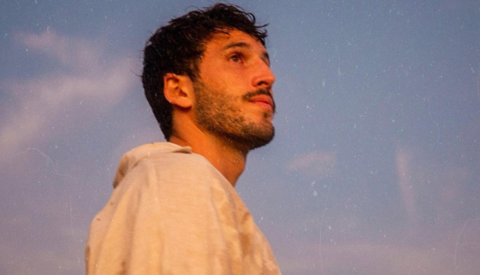 Sebastián Yatra estrenó el videoclip “Básicamente”