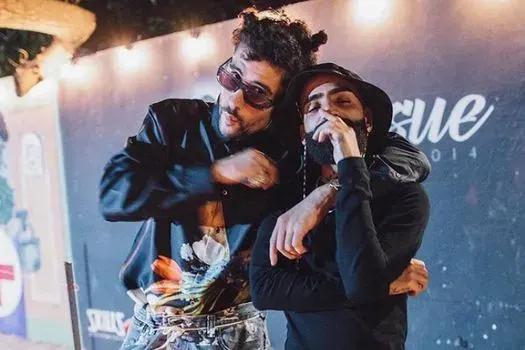Bad Bunny dio un concierto sorpresa en el techo de una estación de servicio