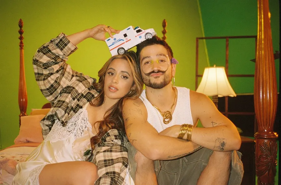 Camilo y Camila Cabello nos llevan a pasear en "Ambulancia" en su nuevo video