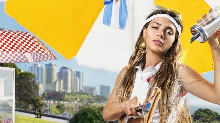 Natalie Pérez nos sorprende al salir "De Fiesta"