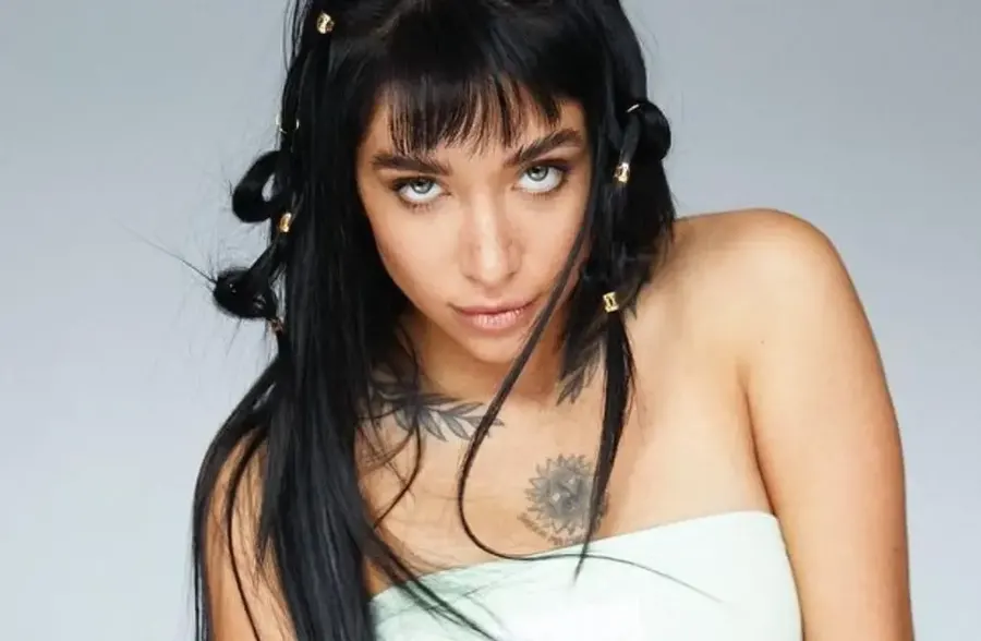 María Becerra muestra imágenes de su niñez para anunciar su nuevo single