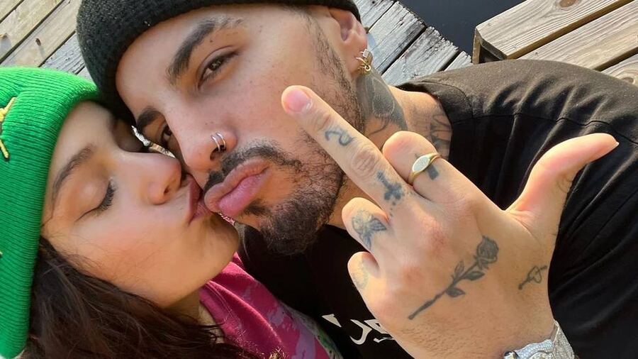 Rosalía y Rauw Alejandro estrenaron "Beso" y anunciaron que se casan