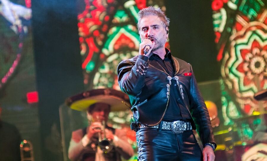 Alejandro Fernández la rompió en su regreso al país