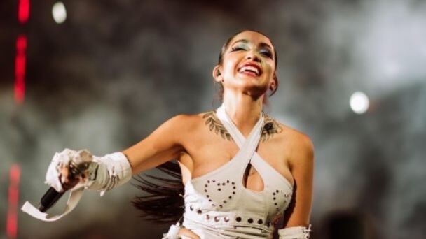 María Becerra lanza una versión en vivo de "Desafiando mi destino"