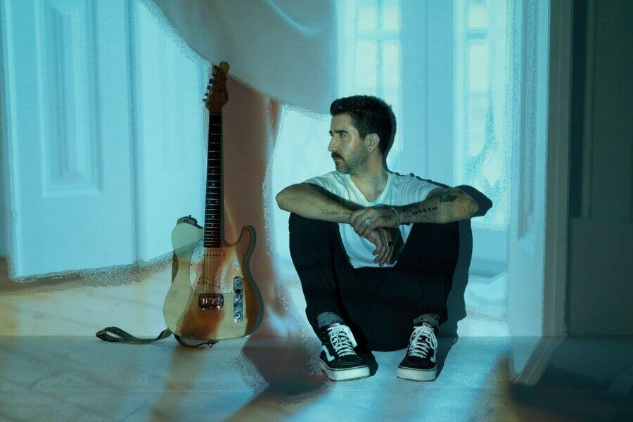 Alex Ubago presenta su nuevo sencillo "#idiota"