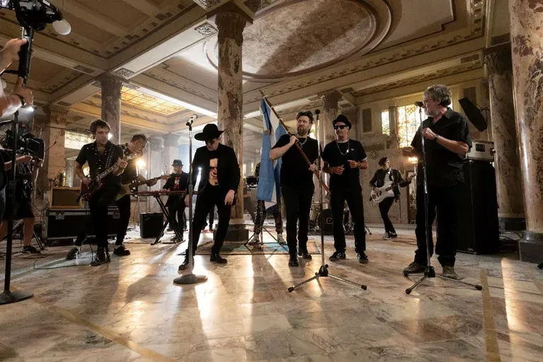 Los Auténticos Decadentes y Calamaro reversionan "Costumbres Argentinas"