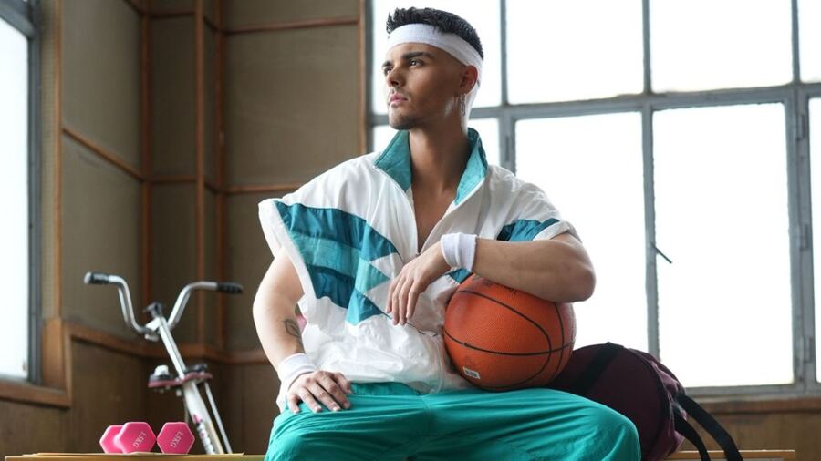 Abraham Mateo se le anima a un clásico de los 80's con "Maníaca"