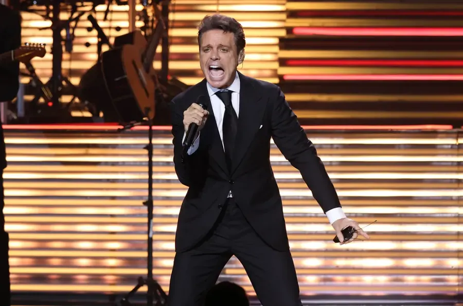 Luis Miguel se cayó en pleno show y asustó a todos