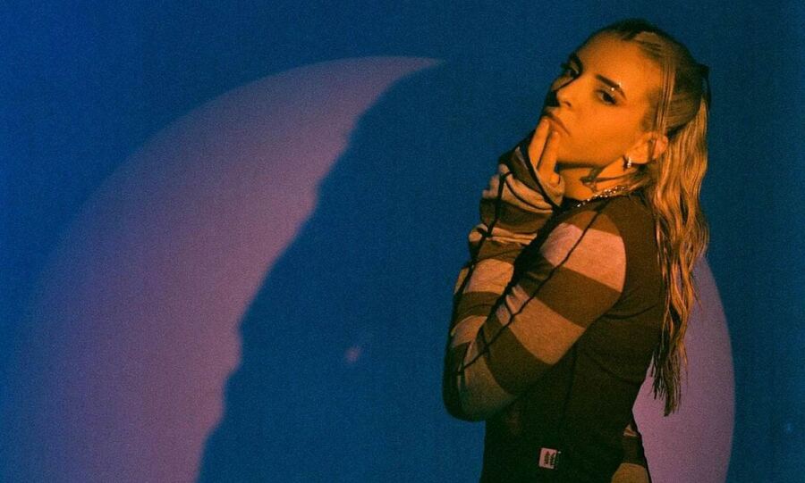 Young Miko lanza "att.", su primer álbum