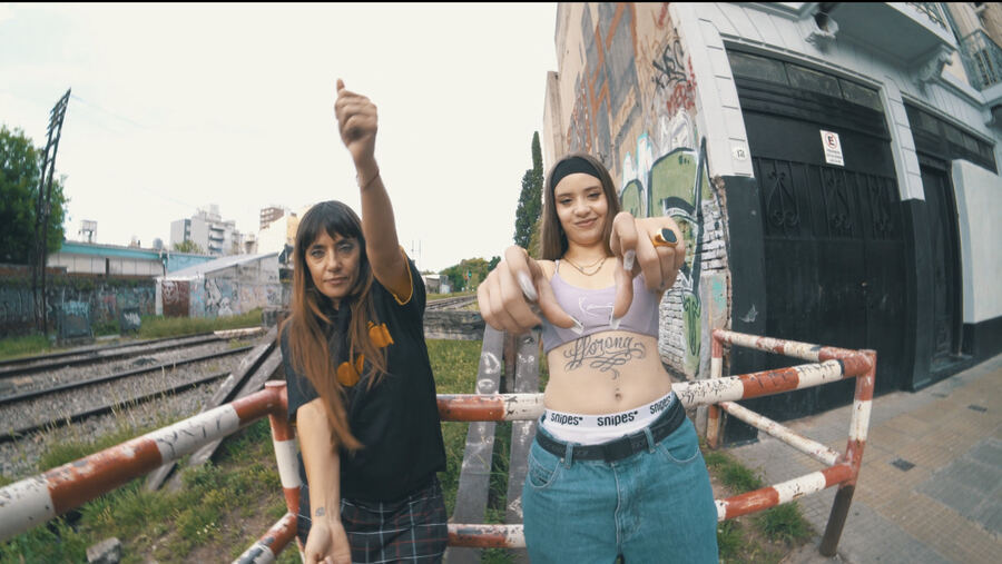Sara Hebe une fuerzas con Santa Salut en el single "Jove"