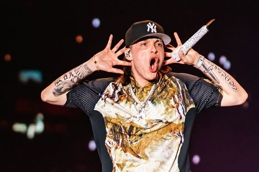 Peso Pluma se fracturó un tobillo durante un concierto en Nueva York