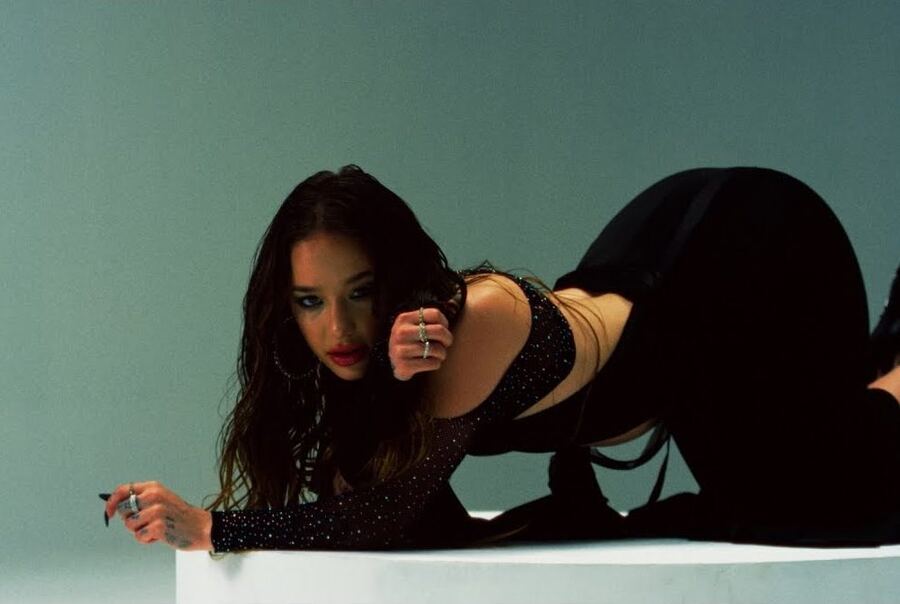 Ángela Torres nos deslumbra con "Castigo"