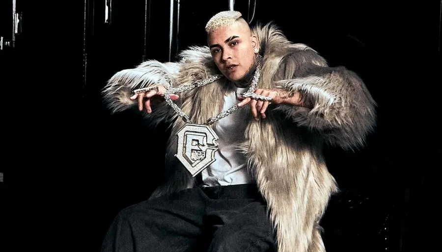 Callejero Fino toma la escena por asalto con "Drinkin & Smoke"