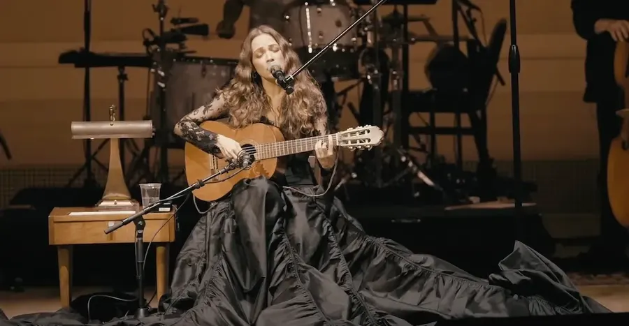 Natalia Lafourcade tiene nuevo sencillo: "Amor clandestino (Acústica)"