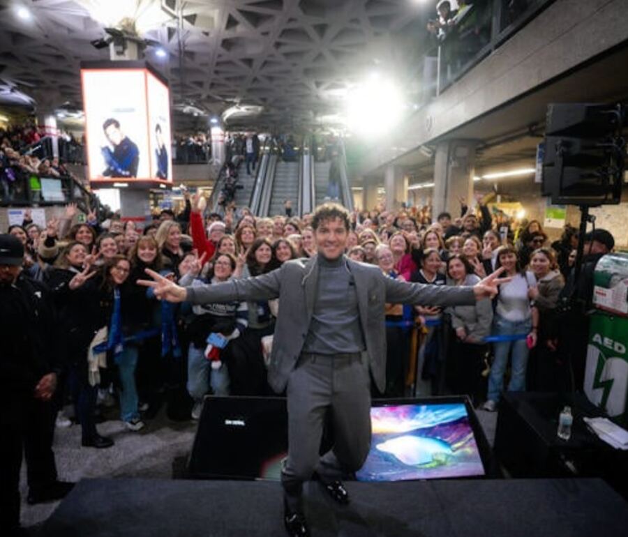 Sorpresa Navideña en el subte de Madrid: David Bisbal ofrece un concierto inesperado