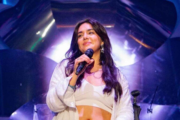 Ángela Leiva estrena "Sin Servicio"