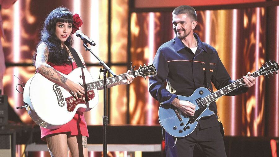 Juanes y Mon Laferte se unen en el emotivo "Vuelve"