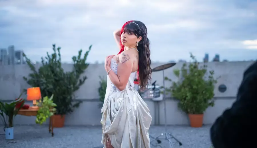 Candu Domínguez estrena una versión íntima de "Que Ironía"